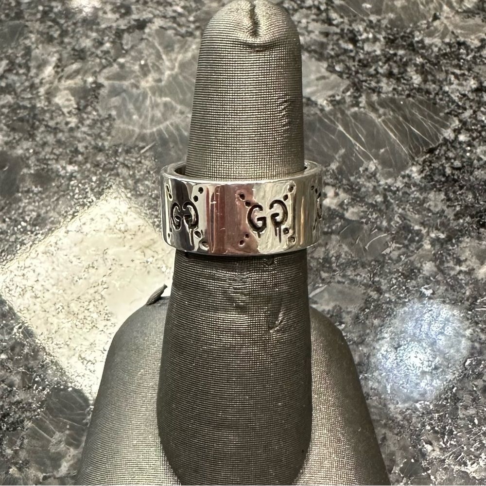 Gucci GG Ghost Engraved Logo in Sterling Silver